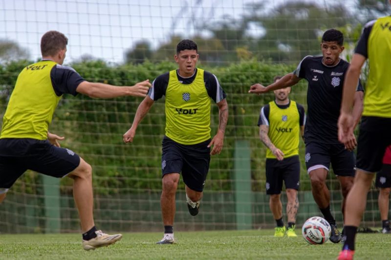 Volante Patrick durante treino do Figueirense