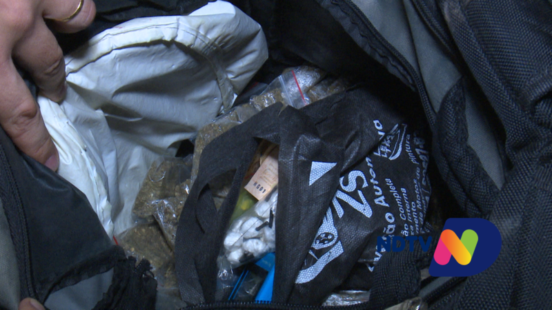 Drogas e dinheiro foram encontrados no carro – Foto: Thiago Bonin/NDTV