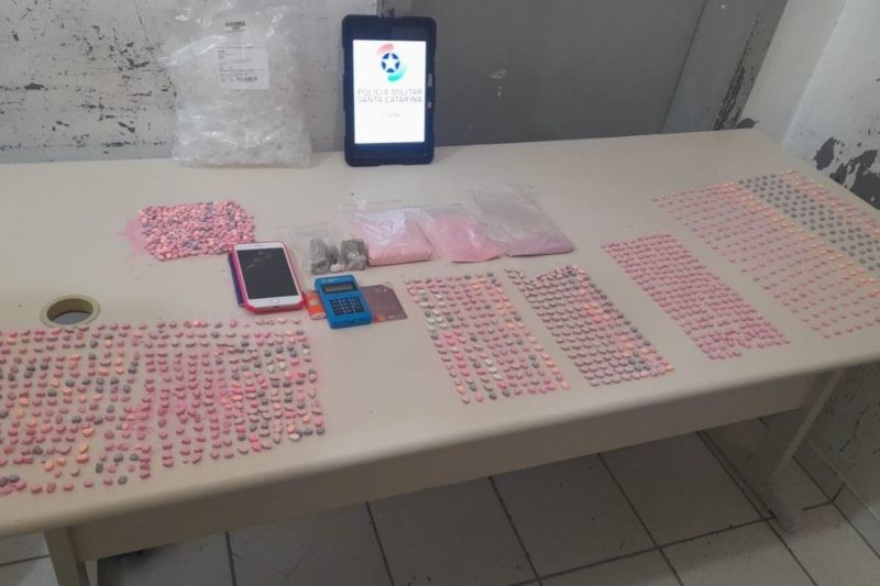 Mais de 1.200 comprimidos de ecstasy foram encontrados ap&oacute;s persegui&ccedil;&atilde;o – Foto: PM/Divulga&ccedil;&atilde;o