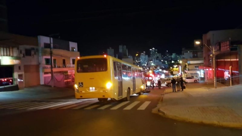 Acidente ocorreu na noite de quinta-feira, em Chapec&oacute; – Foto: Pol&iacute;cia Militar/ND