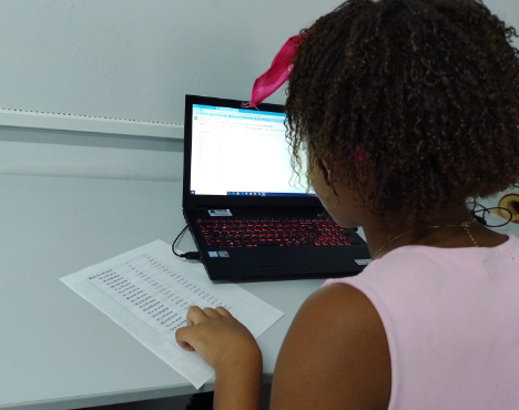 Aluna aprende a incluir dados na planilha – Foto: Katia Monica Verdim Eggert