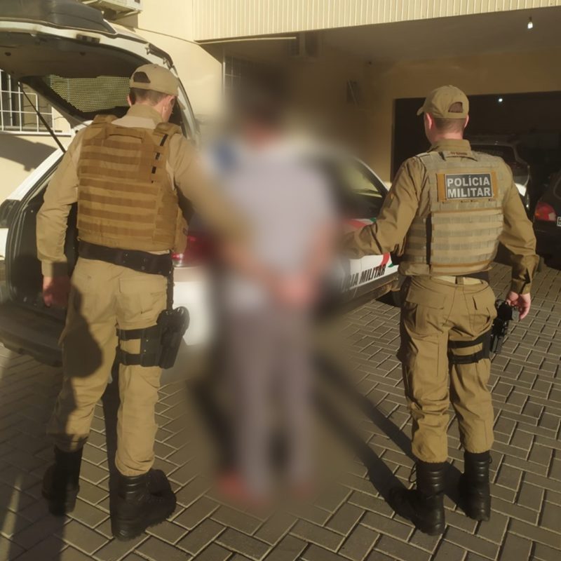 Suspeito estava escondido na casa de um parente no Centro de Anchieta – Foto: PM/ND