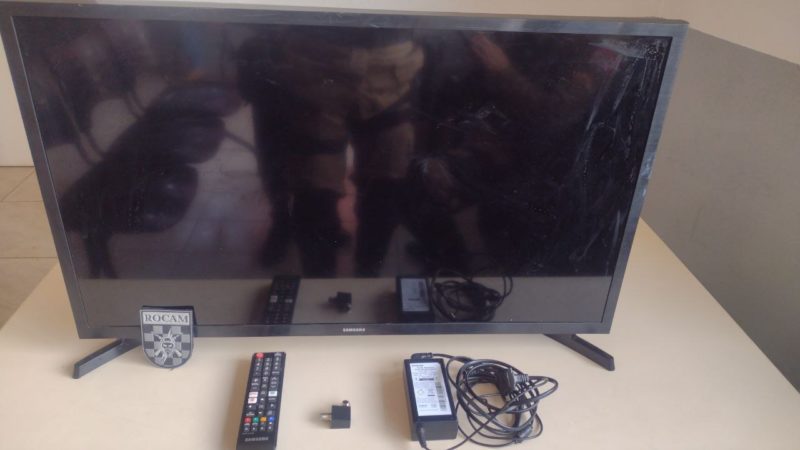 Diretora da escola apresentou a nota fiscal da televis&atilde;o – Foto: PM/ND