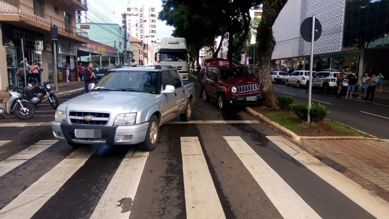 Motorista Tenta Desviar De Carro Bate Em Outro Ve Culo E O Joga Contra