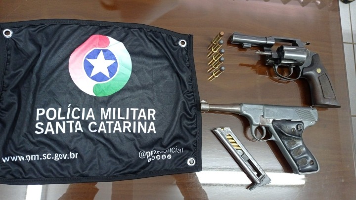 Na casa foram encontrados um rev&oacute;lver calibre 38, de numera&ccedil;&atilde;o suprimida, uma pistola calibre 22 e 11 muni&ccedil;&otilde;es – Foto: PM/NDs&otilde;