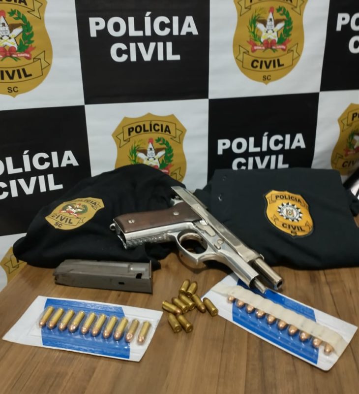 Com o suspeito, foi apreendida uma pistola adulterada e 29 muni&ccedil;&otilde;es – Foto: PMSC/Divulga&ccedil;&atilde;o/ND