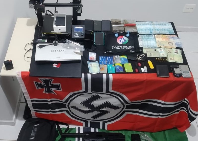 Pol&iacute;cia foi at&eacute; a casa de um deles, onde encontrou diversos materiais usados para a pr&aacute;tica de crimes – Foto: PM/ND