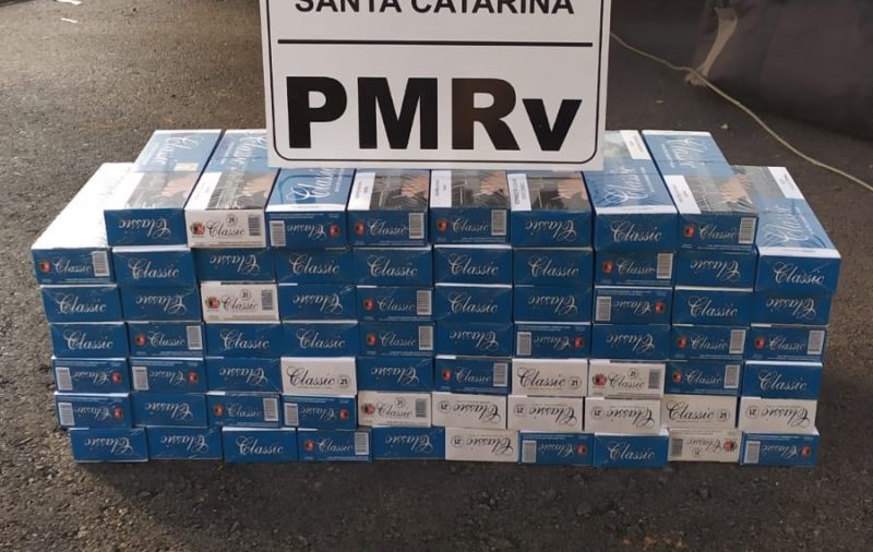 Cigarro s&atilde;o apreendidos no bagageiro de &ocirc;nibus em Chapec&oacute; – Foto: PMRv/ND