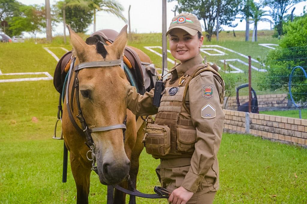 Pioneirismo na Cavalaria da Brigada Militar: Duas policiais militares  femininas concluem curso de especialização fora do Estado - Brigada Militar