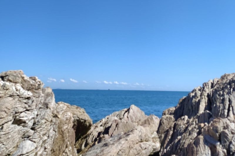 Homem foi encontrado perto das pedras na praia da Paci&ecirc;ncia, em Penha – Foto: Juliane Guerreiro