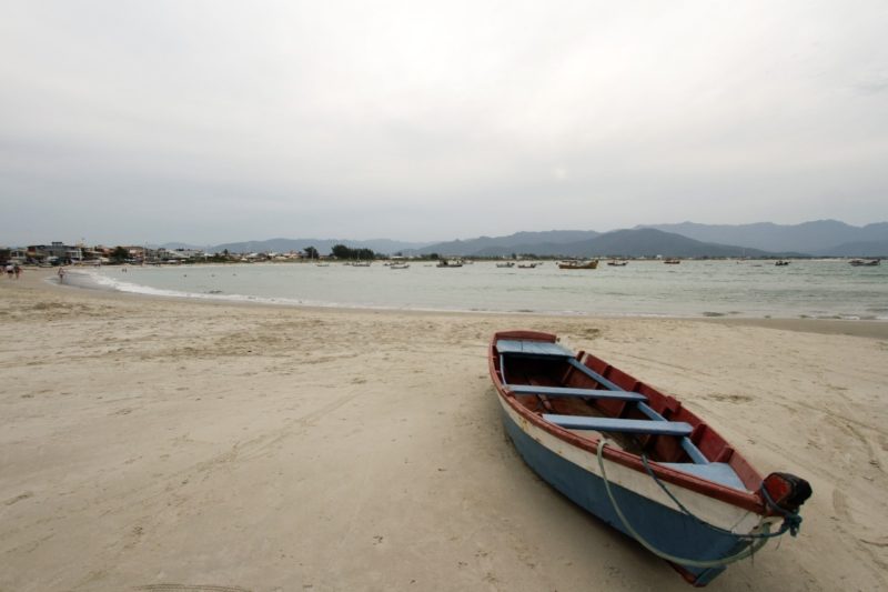 The photo shows Pinheira beach with a boat on the sand, the place where the coup took place