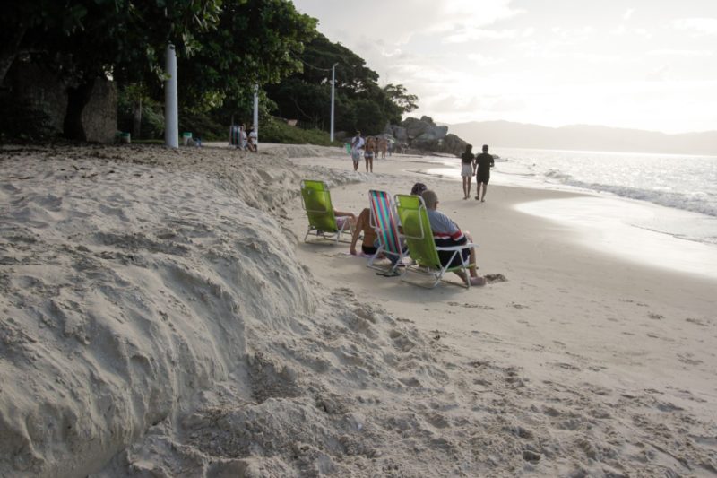 Degrau após alargamento na praia de Canasvieiras