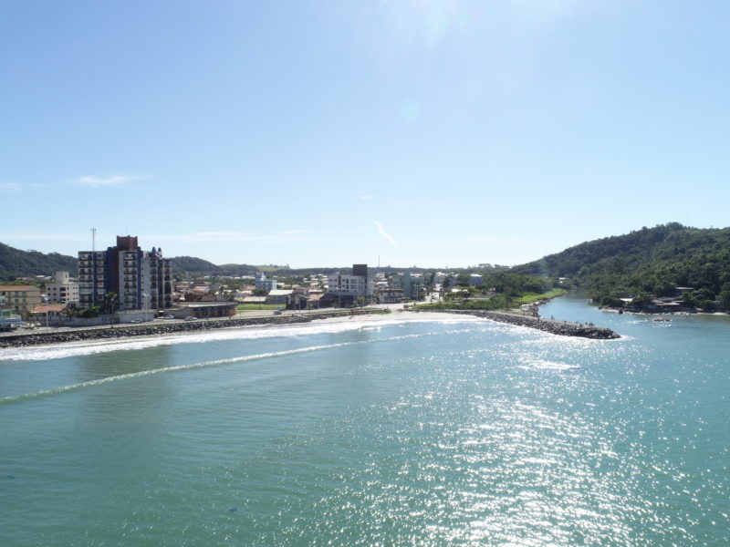 Imagem mostra praia onde deve ser feito o alargamento em Navegantes