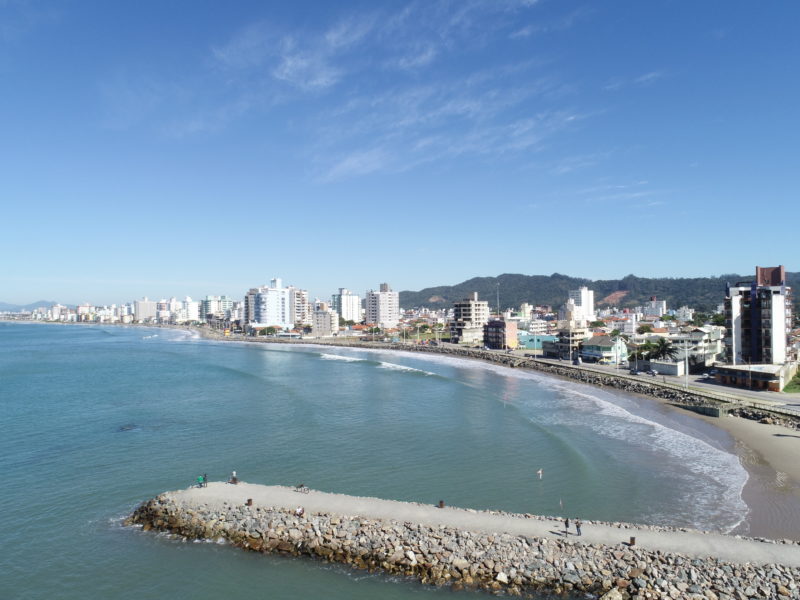 Imagem mostra praia onde deve ser feito o alargamento em Navegantes