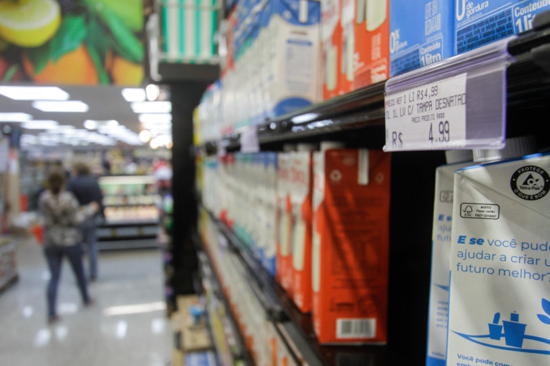 Preço do leite longa vida foi reduzido, segundo a ACATS &#8211; Foto: Leo Munhoz/ND