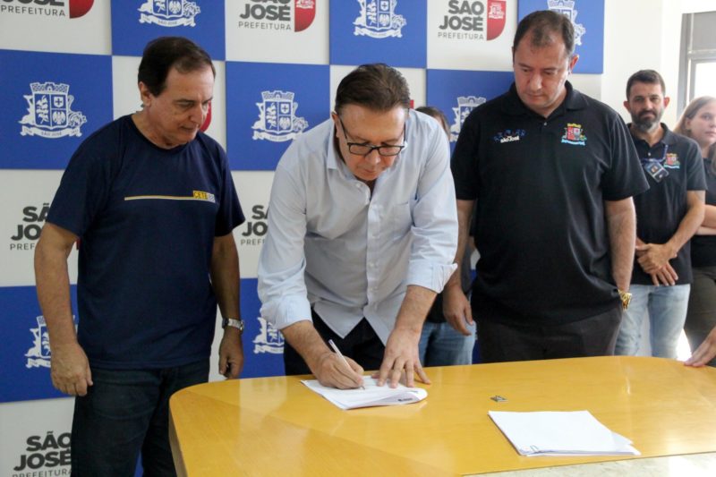 Prefeito Orvino assina o documento