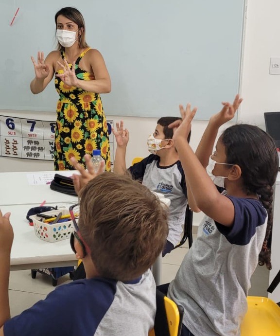 Na Escola do Futuro da Tapera todos estudantes do ensino fundamental podem aprender Libras &#8211; Foto: PMF/Divulgação/ND