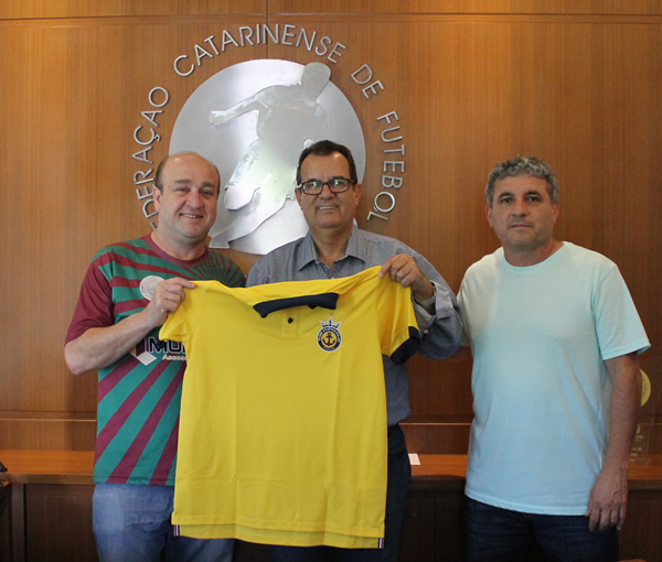 William Santos (E) deixou o comando do Atl&eacute;tico Itaja&iacute; ap&oacute;s problemas de sa&uacute;de – Foto: Divulga&ccedil;&atilde;o/Atl&eacute;tico Itaja&iacute;/ND