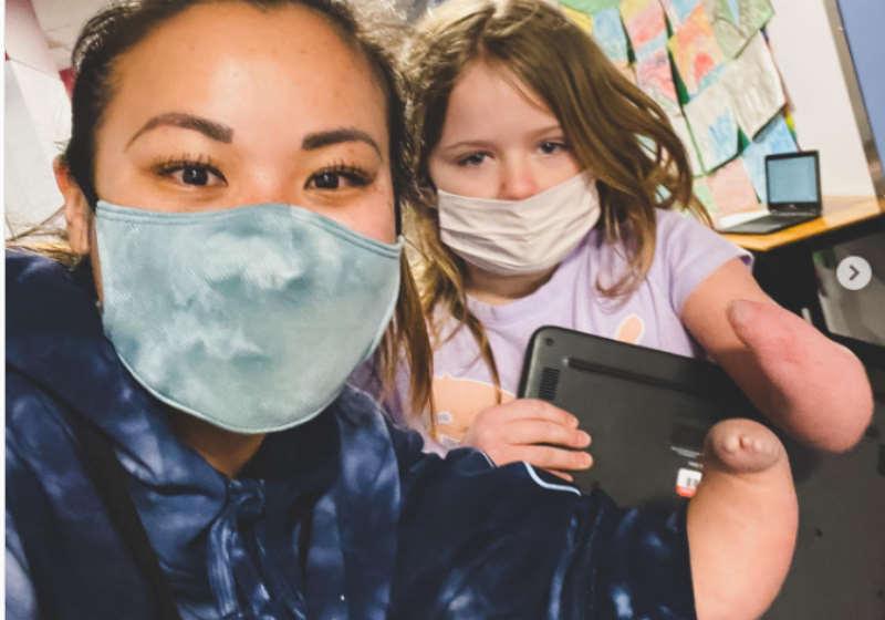 Leah faz uma selfie com a nova aluna Raegan, de 8 anos, que ficou emocionada por se identificar com ela. – Foto: Reprodu&ccedil;&atilde;o/Instagram