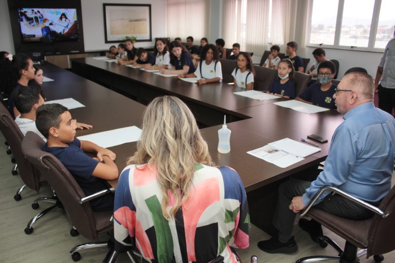 Alunos e professora Patr&iacute;cia foram recebidos essa semana no Gabinete do prefeito Volnei Morastoni&nbsp; – Foto: Marcos Porto/SECOM Itaja&iacute;/ND