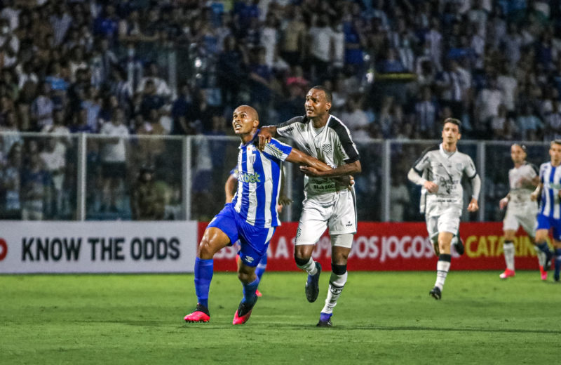 Atacante Diego Quirino disputa bola com zagueiro