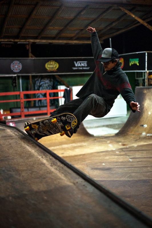 Rafael Censi, baixista da banda e fotógrafo, também curte uns roles de skate – Foto: Affonso Muggiati