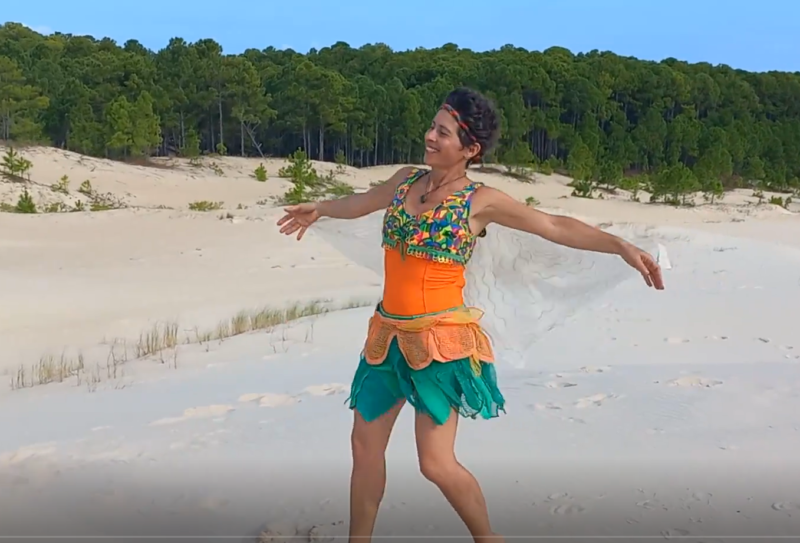 Karina Signori como Recicleide em experimento nas dunas – Foto: Divulga&ccedil;&atilde;o/ND