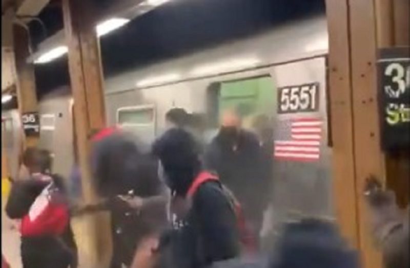 Tiroteio em metr&ocirc; de Nova York deia popula&ccedil;&atilde;o em p&acirc;nico nesta ter&ccedil;a (12) – Foto: Reprodu&ccedil;&atilde;o Twitter