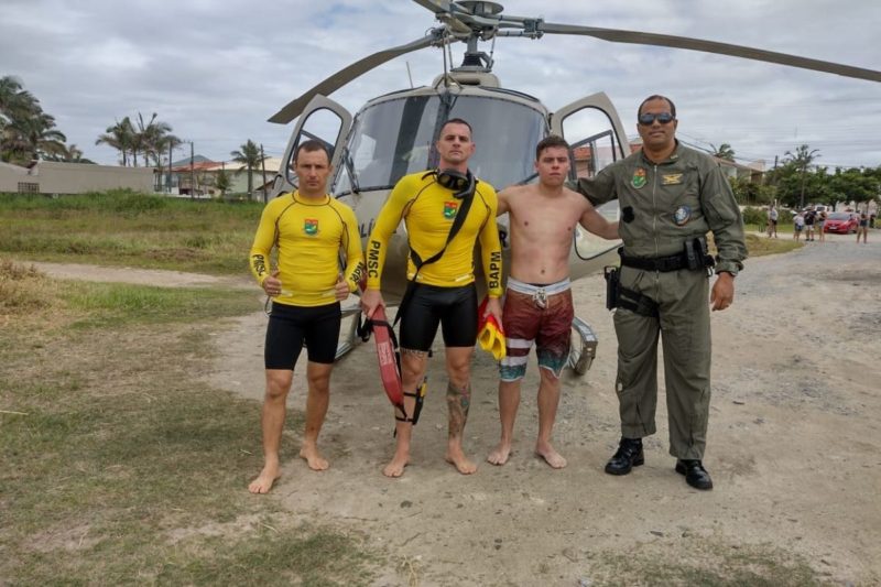 Surfista registrou foto com a equipe do &Aacute;guia ap&oacute;s resgate – Foto: CBM/Divulga&ccedil;&atilde;o