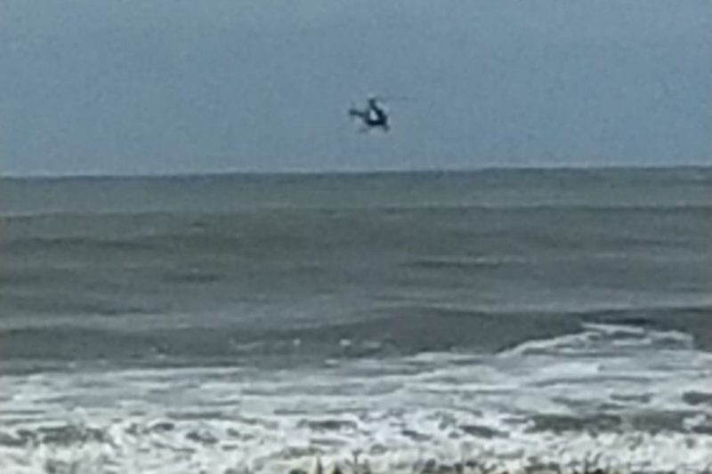 Ap&oacute;s tentativas de resgate pelos guarda-vidas, o helic&oacute;ptero &Aacute;guia foi chamado para a ocorr&ecirc;ncia – Foto: CBM/Divulga&ccedil;&atilde;o