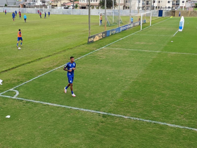 São Paulo vê renovação emperrada com Rodrigo Freitas e zagueiro