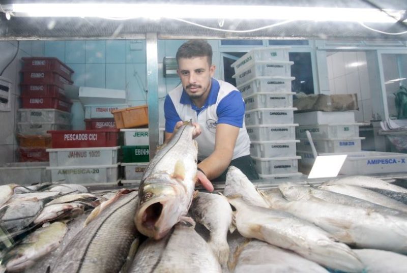 Rodrigo Henrique &eacute; propriet&aacute;rio de uma peixaria na avenida Marinheiro Max Schramm, no Jardim Atl&acirc;ntico – Foto: Leo Munhoz/ND