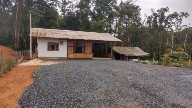Caminhonete foi roubada na chácara da família, em Massaranduba – Foto: Jonathan Rocha/NDTV