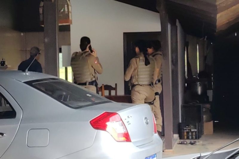 Policiais estiveram na casa da vítima do roubo na manhã desta sexta-feira (29) &#8211; Foto: Maikon Costa/NDTV