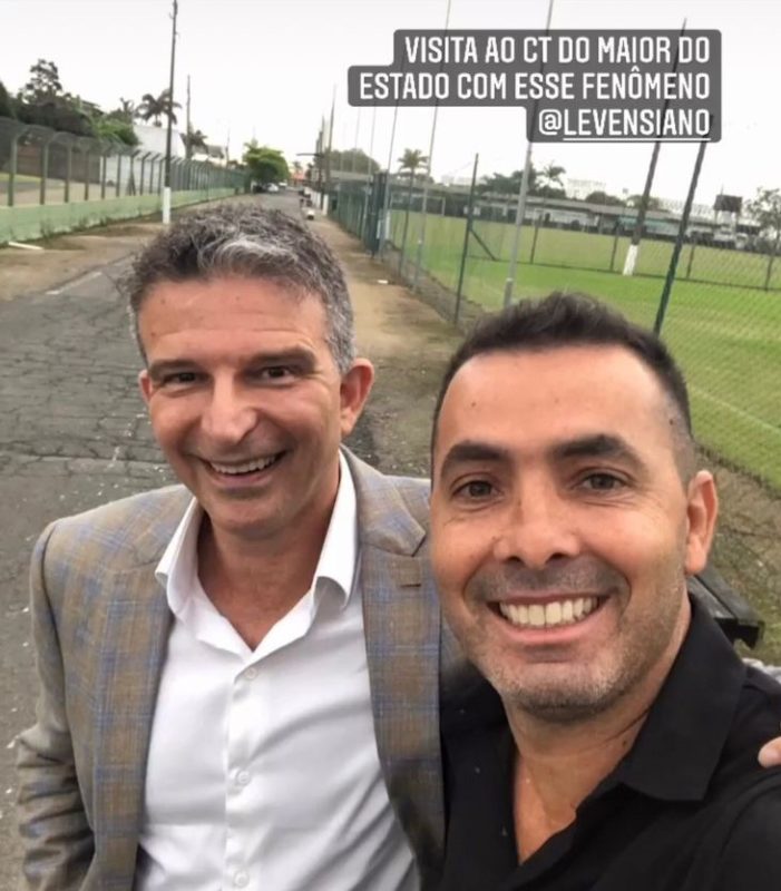 Leven Siano (&agrave; dir.) em visita ao CFT do Cambirela no ano passado. Investimentos no Figueirense? – Foto: Hariel/instagram/ND
