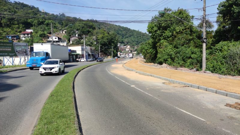 Guard rail ser&aacute; implantado na Rua das Miss&otilde;es para tentar evitar quedas de ve&iacute;culos no Rio Itaja&iacute;-A&ccedil;u – Foto: Rodrigo Vieira/NDTV
