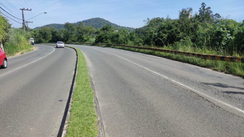 Um trecho da Rua das Miss&otilde;es j&aacute; conta com o equipamento de seguran&ccedil;a para evitar quedas em ribanceira em caso de acidentes – Foto: Rodrigo Vieira/NDTV