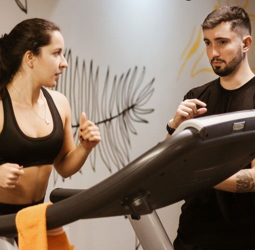 Personal trainers atentos às necessidades de cada cliente – Foto: Divulgação