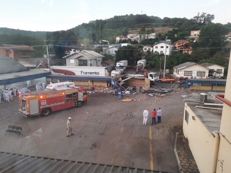 Caminh&atilde;o derruba muro de com&eacute;rcio e tomba em Salto Veloso – Foto: Bombeiros/ND