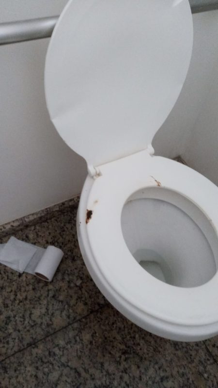 Tampa de vaso sanit&aacute;rio da recep&ccedil;&atilde;o do Hospital Celso Ramos no &uacute;ltimo domingo – Foto: Divulga&ccedil;&atilde;o/ND