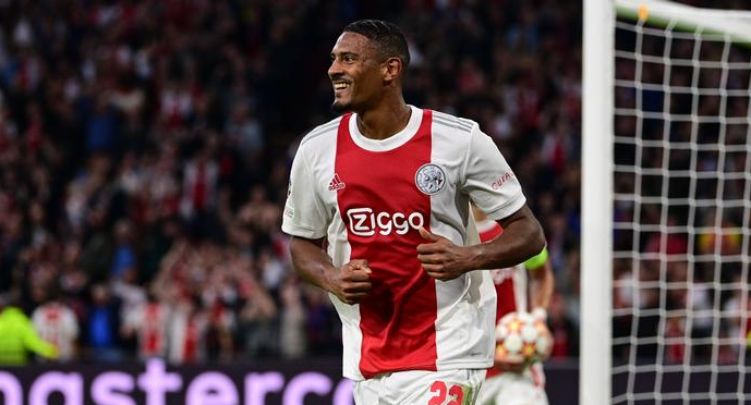 Onze gols em oito jogos de Champions League s&atilde;o mais do que suficientes para chamar aten&ccedil;&atilde;o do mercado da bola. Dono deste n&uacute;mero, S&eacute;bastien Haller, marfinense de 27 anos, do Ajax, &eacute; outro nome cobi&ccedil;ado. – Foto: Uefa/Divulga&ccedil;&atilde;o