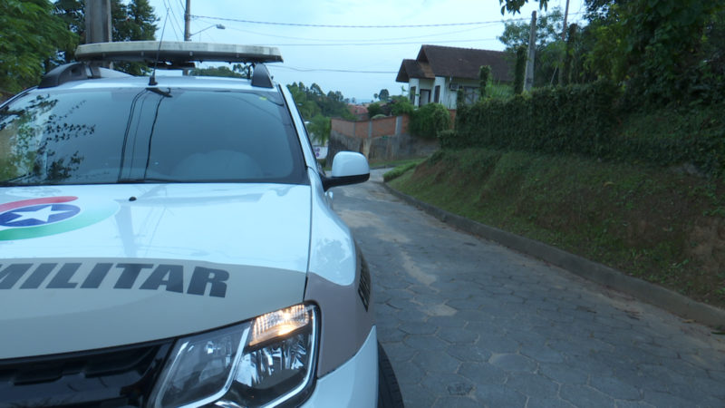 Filho agride a m&atilde;e, tenta morder e aplicar ‘mata-le&atilde;o’ em policial e acaba preso em SC&nbsp;– Foto: NDTV/Tribuna do Povo