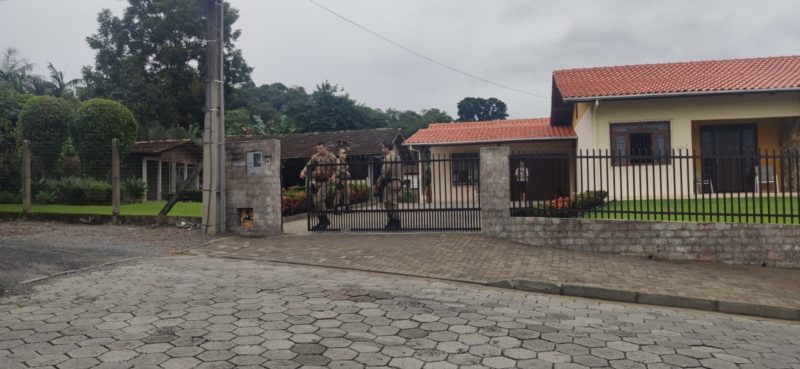 Buscas s&atilde;o feitas na regi&atilde;o Norte da cidade, onde o suspeito teria sido visto ap&oacute;s roubar um ve&iacute;culo em Massaranduba – Foto: Stev&atilde;o Limana/NDTV