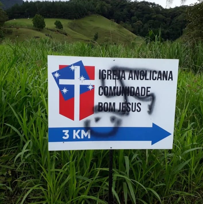 Su&aacute;stica foi pixada em cima de placa de igreja anglicana em Pomerode; pol&iacute;cia investiga caso – Foto: Reprodu&ccedil;&atilde;o/Internet
