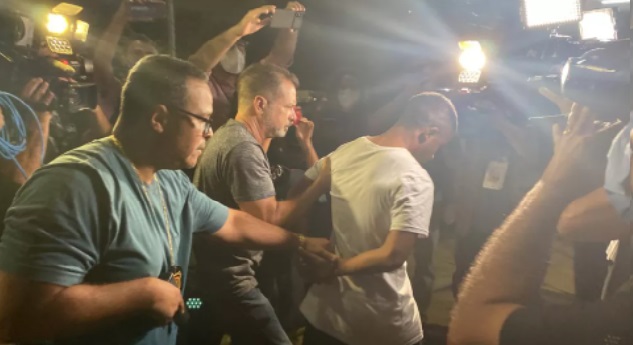 O segundo suspeito foi preso pela pol&iacute;cia – Foto: Afonso Ferreira/TV Globo