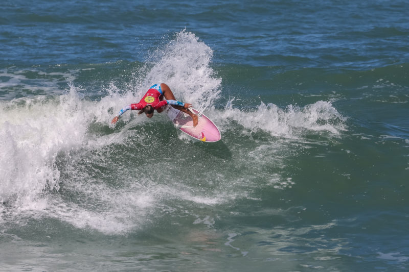 Surf no DNA: A surfista Tainá Hinckel é natural da Guarda do Embaú e filha do shapper Carlos Kxot – Foto: smorigo/ND