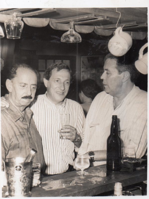 Luiz Tancredo, entre os jornalistas Manoel de Menezes e Jos&eacute; Comelli – Foto: Arquivo