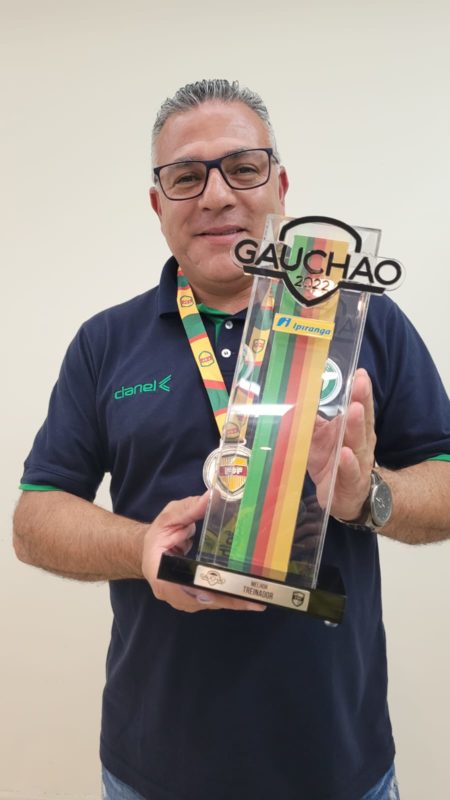 T&eacute;cnico Luizinho Vieira exibe o trof&eacute;u de vice-campe&atilde;o ga&uacute;cho – Foto: Arquivo pessoal