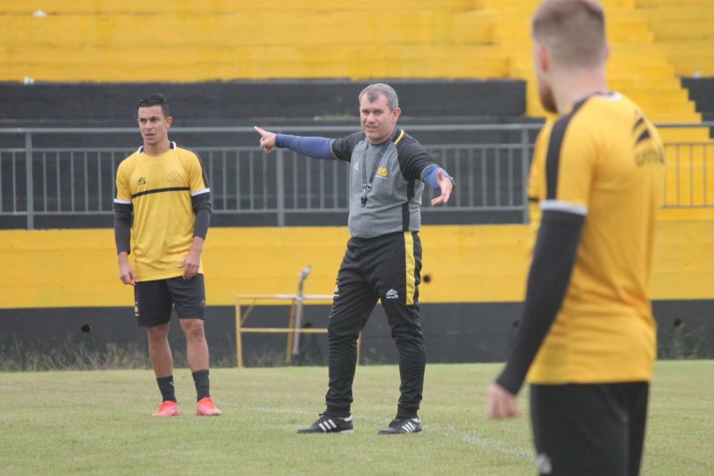 T&eacute;cnico Cl&aacute;udio Tencati prioriza duelo do Brasileir&atilde;o – Foto: Celso da Luz/Crici&uacute;ma EC/ND