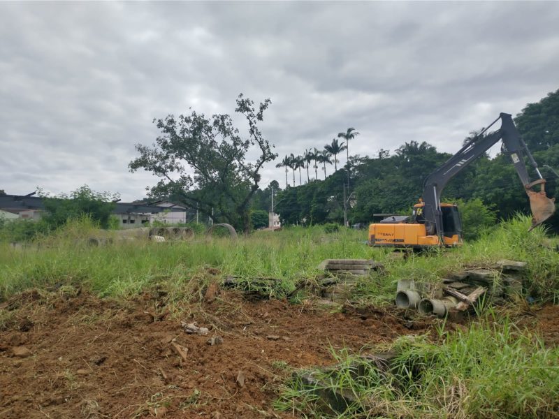Empreiteira limpa terreno para concluir obra que estava parada desde julho de 2021 – Foto: Divulga&ccedil;&atilde;o/Secretaria de Obras/ND